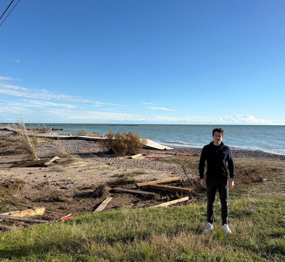 Josep Nomdedeu, en la playa de Almenara donde este fin de semana aún se veían las cicatrices del temporal.