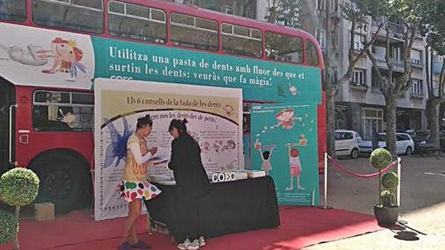 El bus de la Fada de les Dents, a la plaça Poeta Marquina.