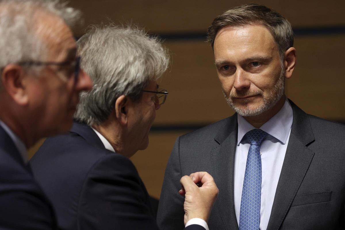 El comisario europeo de Economía, Paolo Gentiloni, conversa con el ministro alemán de Finanzas, Christian Lindner, en el inicio de la reunión del Ecofin. El comisario europeo de Economía, Paolo Gentiloni, conversa con el ministro alemán de Finanzas, Christian Lindner, en el inicio de la reunión del Ecofin.