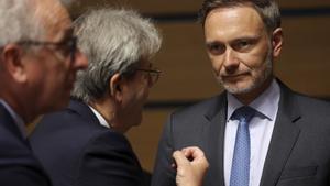 El comisario europeo de Economía, Paolo Gentiloni, conversa con el ministro alemán de Finanzas, Christian Lindner, en el inicio de la reunión del Ecofin.