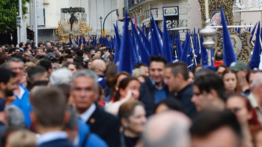 La calle Alcazabilla, abarrotada el Miércoles Santo.