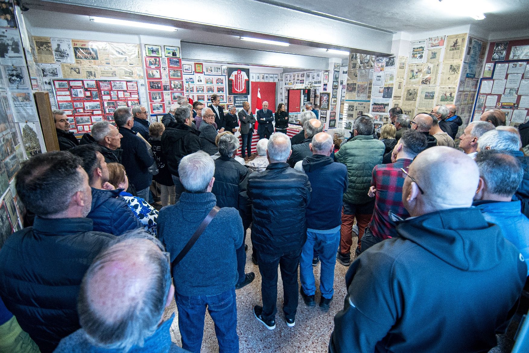 Presentació de les camisetes i banderes històriques del CE Manresa