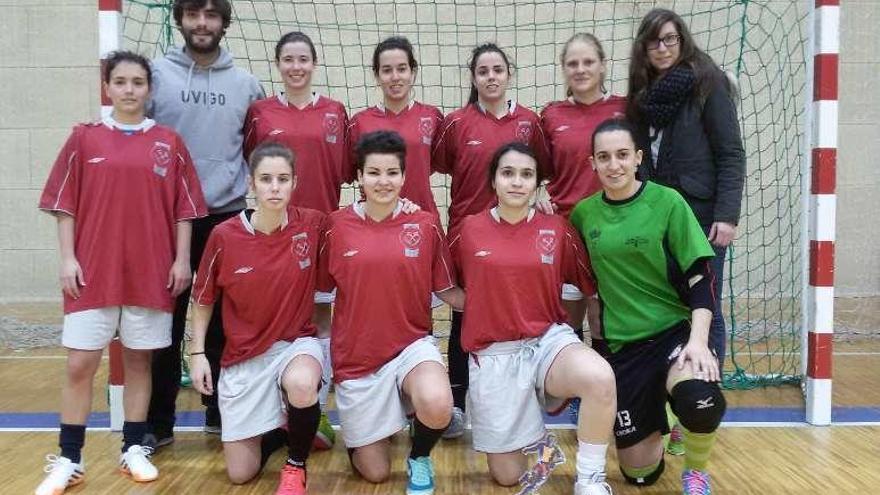 Rubén, con el equipo de fútbol sala femenino de la Universidad.