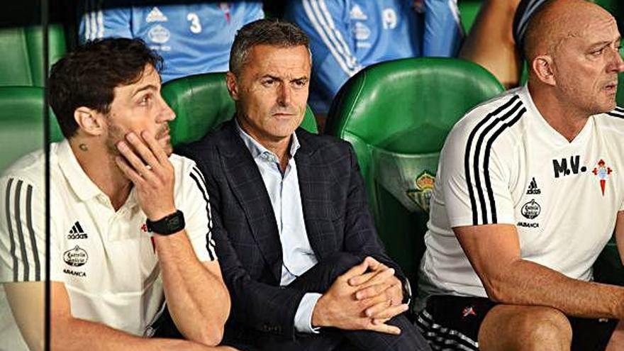 Fran Escribá, el miércoles en el banquillo del Benito Villamarín en el partido contra el Betis.