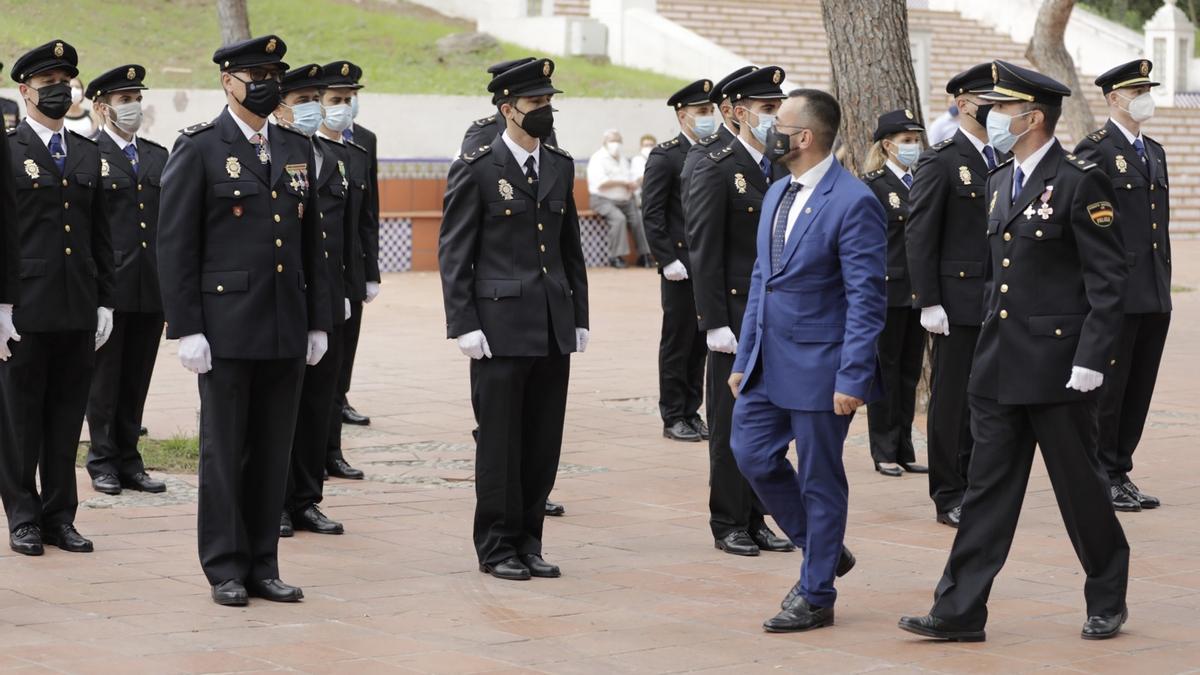 El alcalde, José Benlloch, pasa revista a policías nacionales de Vila-real en una foto de archivo.