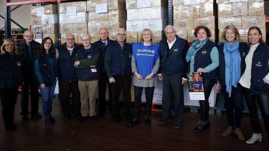 María Rey, con chaleco, posa junto a Pedro Pereira, Iván Martínez y voluntarios de la ONG. // M.G. Brea