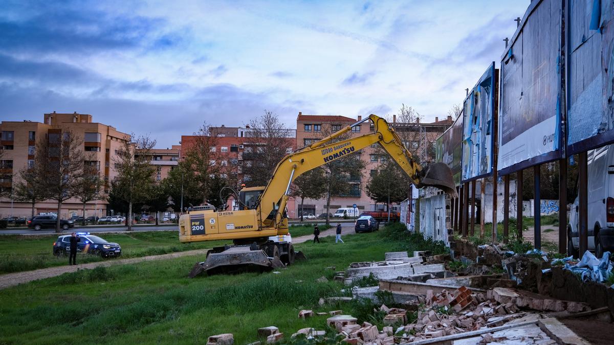 La máquina derriba el muro exterior del antiguo estadio José Pache, este lunes.