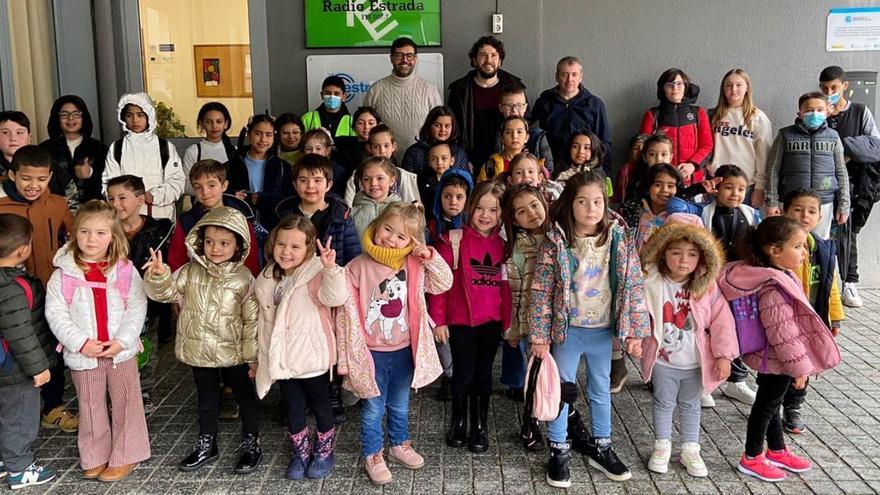 Visita del colegio San Xoán Bautista de Cerdedo a Radio Estrada y A Estrada Dixital