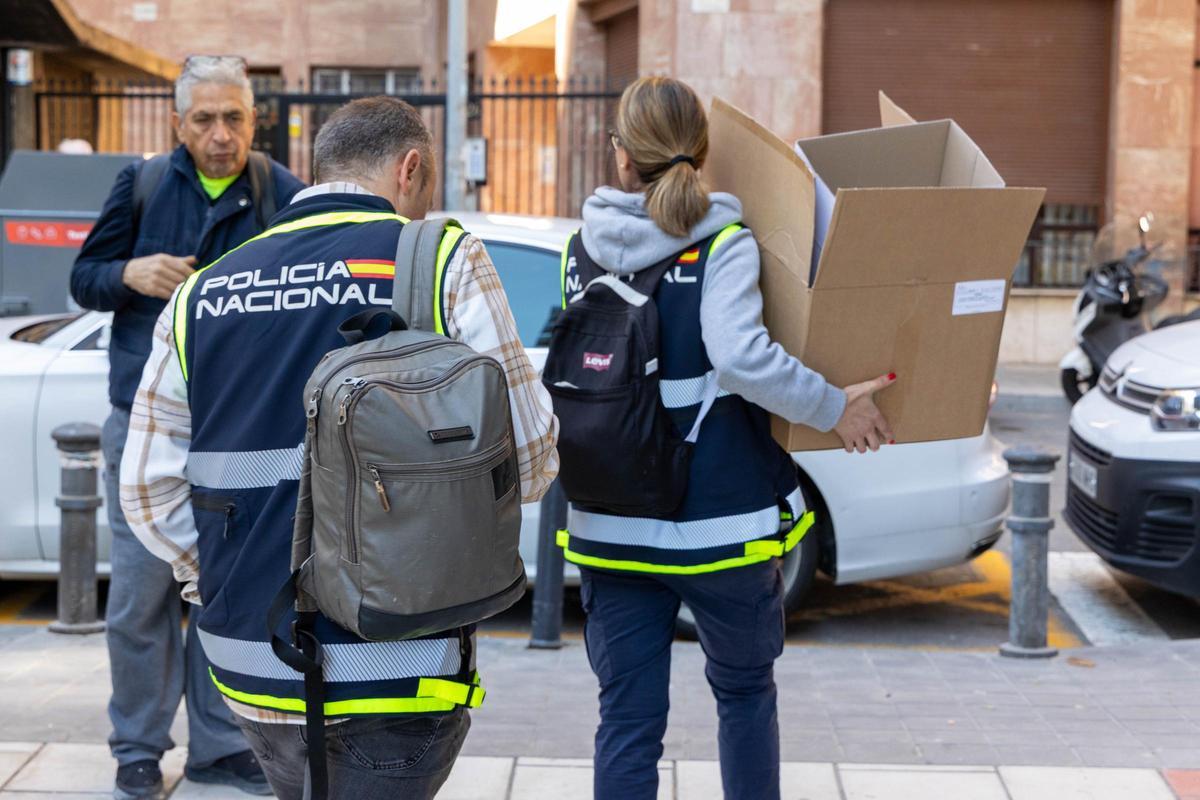 Agentes de la UDEF se llevan material de Facpyme, el pasado viernes, tras cuatro horas de registro