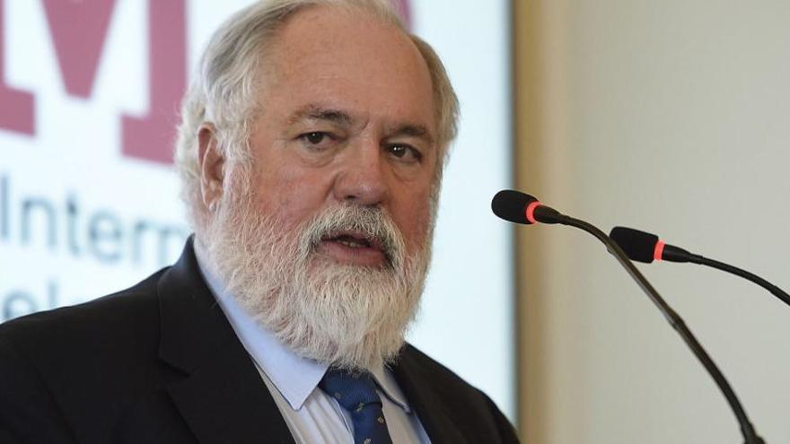 Cañete dice que Bruselas no entra en polémica por el cierre de centrales