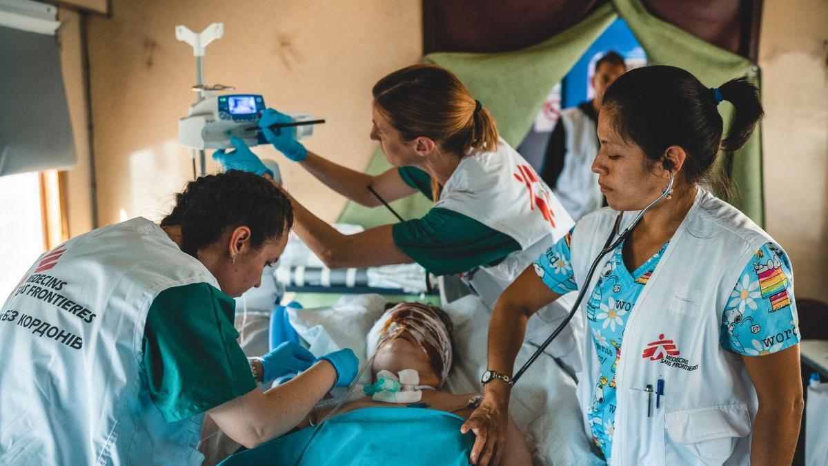 Un paciente en el tren medicalizado de MSF en Ucrania.