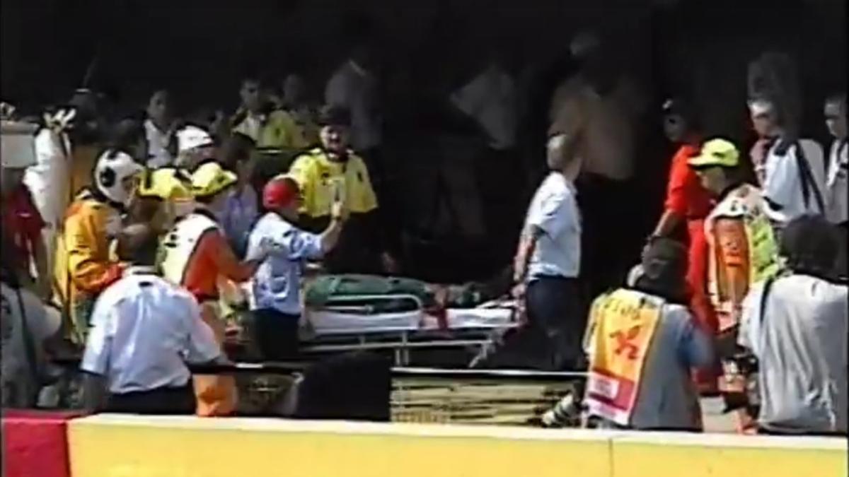 Ayrton Senna llega en camilla al 'pit lane' de Ímola tras su fatal accidente en la curva de Tamburello, en una grabación inédita de 1994.