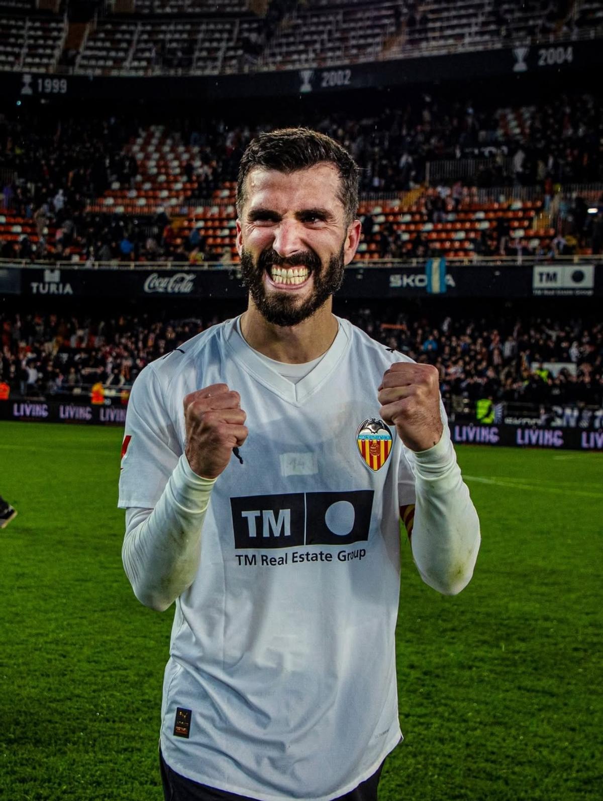 José Luis Gayà celebra la remontada al Alavés en Mestalla.