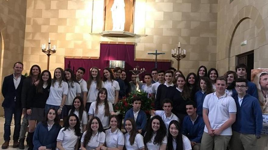 Los alumnos de 4º de Secundaria realizaron un vía crucis.