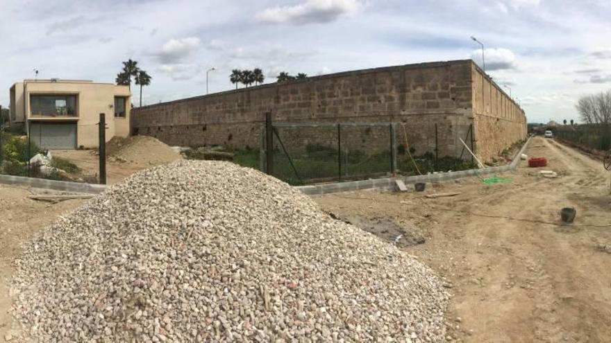 Imagen actual de las obras, sobresaliendo al fondo (izq.) la iglesia parroquial de Santa Bàrbara.