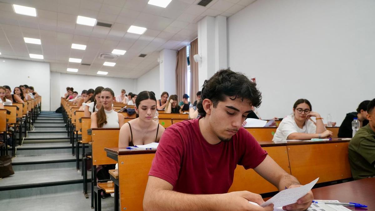 Estudiantes malagueños durante el primer día de la Selectividad.