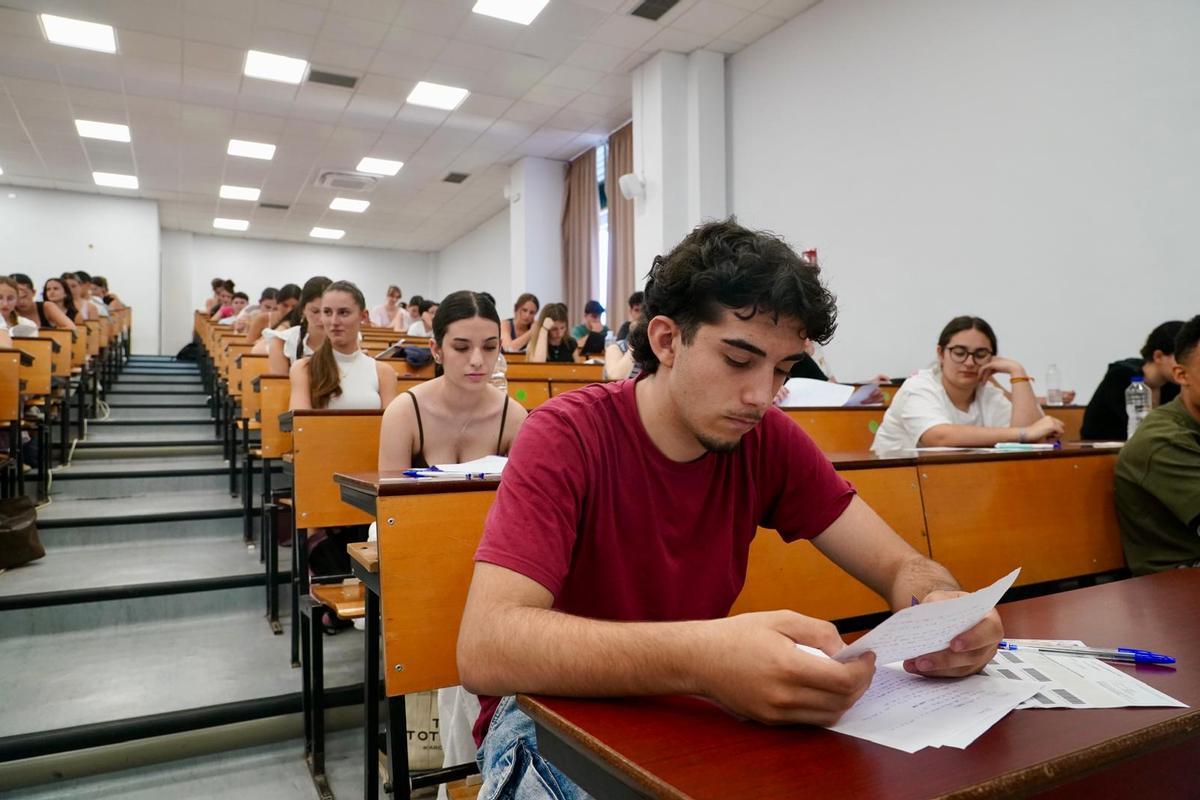 Estudiantes malagueños durante el primer día de la Selectividad.