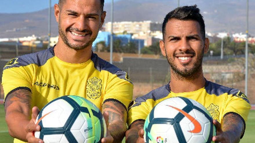 Vitolo, junto a Viera, en la pretemporada de 2017 en El Hornillo.