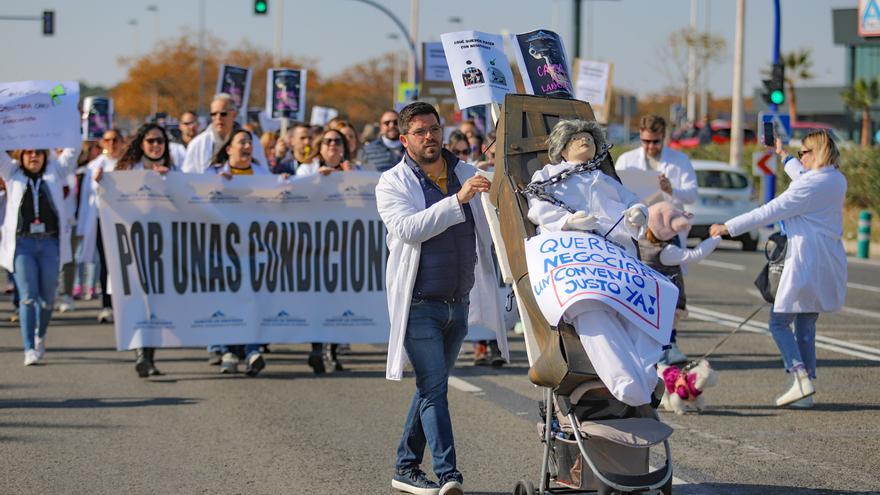 El personal laboral del área de Torrevieja sale a la calle contra Sanidad