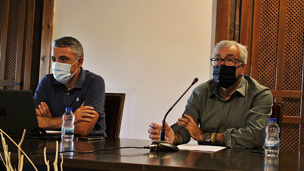 El historiador, Iñaki Martín Viso, junto al alcalde de Puebla de Sanabria, José Fernández. | A. S.