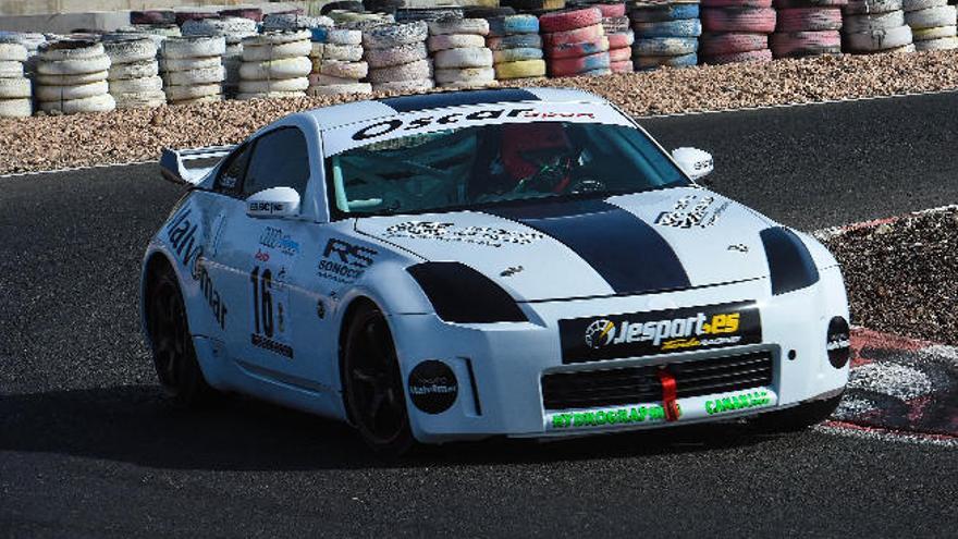 El piloto Ismael Guerra, con el Nissan 350-Z.