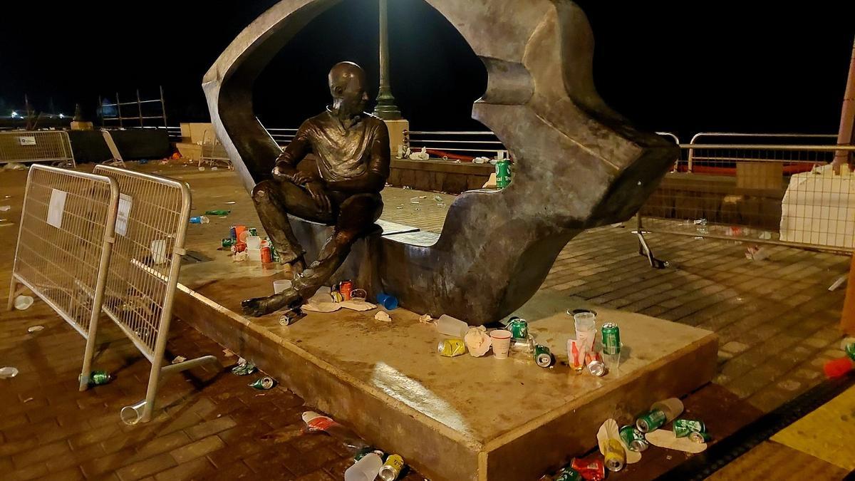 Residuos en la escultura que el pueblo de Lanzarote le dedicó a César Manrique por el centenario de su nacimiento.