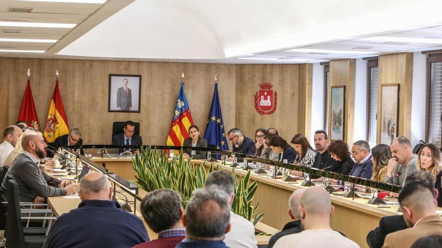 Elda saca adelante en solitario los presupuestos y la oposición carga contra el superávit: 