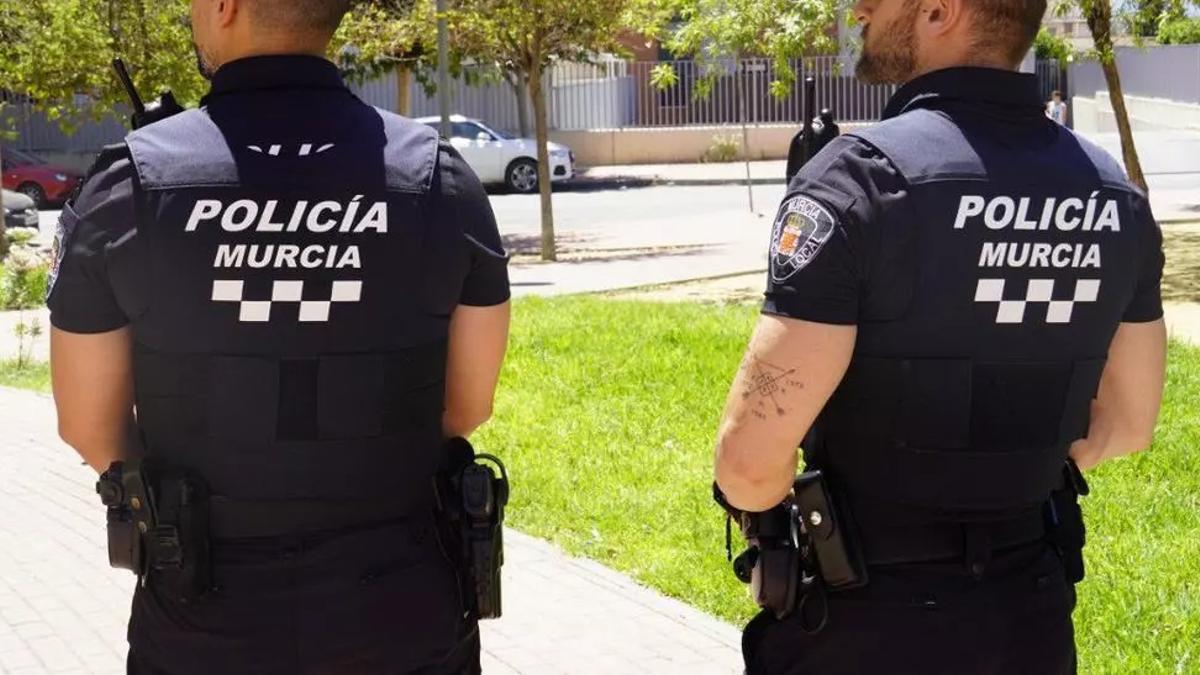 Dos agentes de la Policía Local de Murcia, en una imagen de archivo.