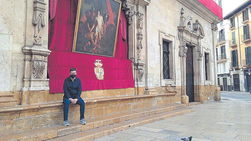 El concejal Noguera, ayer, con el lienzo de Sant Sebastià.