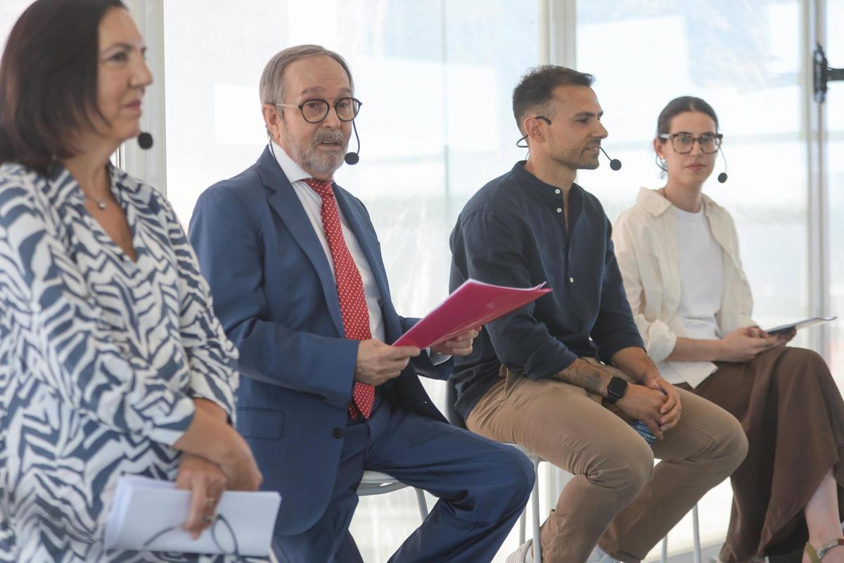 Luis Montoro interviene durante la segunda mesa del foro.