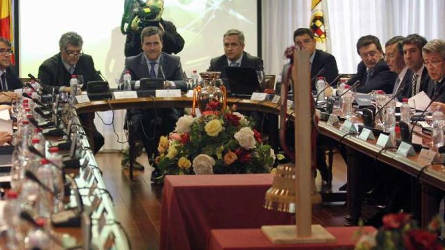 Momento de la reunión de la junta directiva celebrada ayer donde se decidió la sede de la final. / mondelo