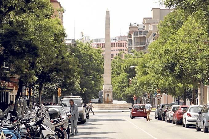 Carrer Arxidux Lluís Salvador: Pariser Charme am Mini-Obelisken