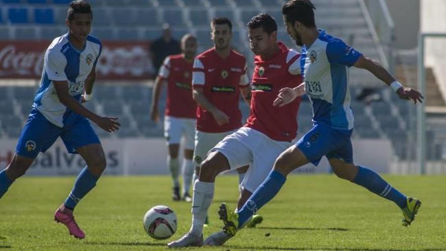 Nieto, autor del 1-0, intenta superar a un jugador del Sabadell.