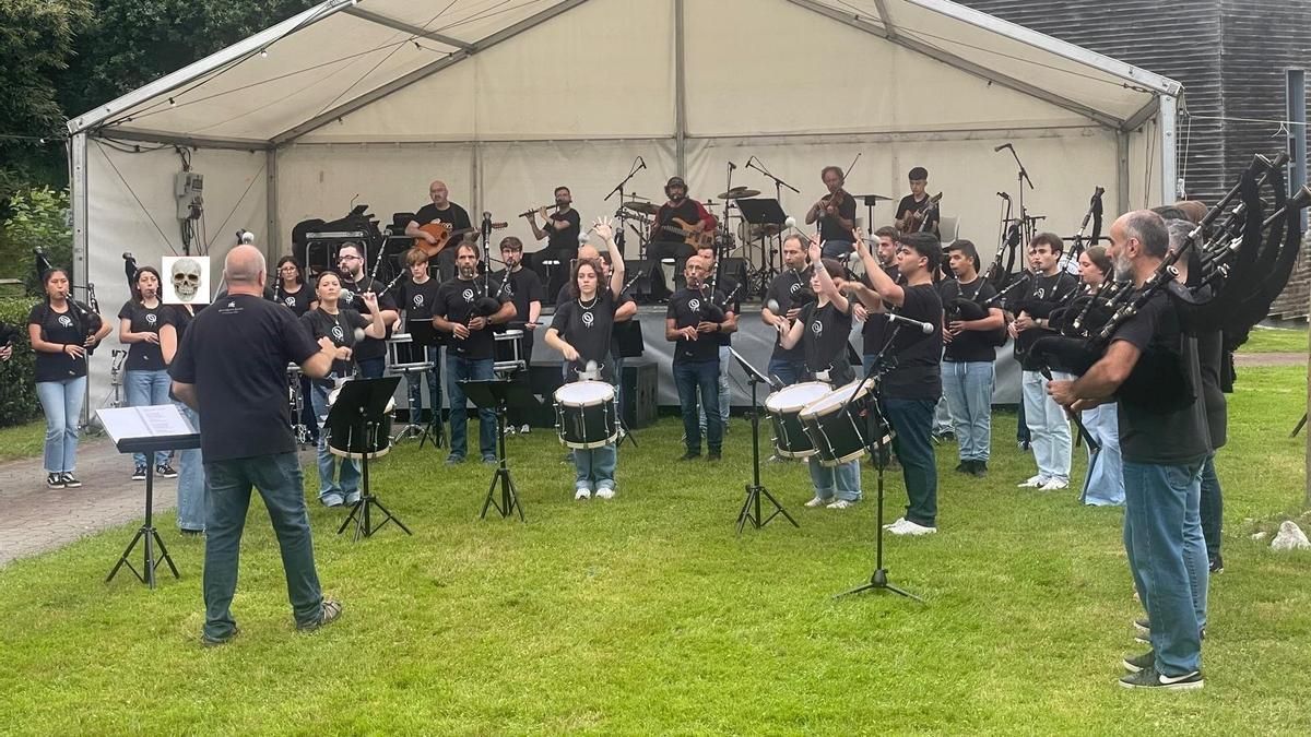 Actuación de la Banda Gaites Llacín en la fiesta del llaciniegu, en Porrúa (Llanes).