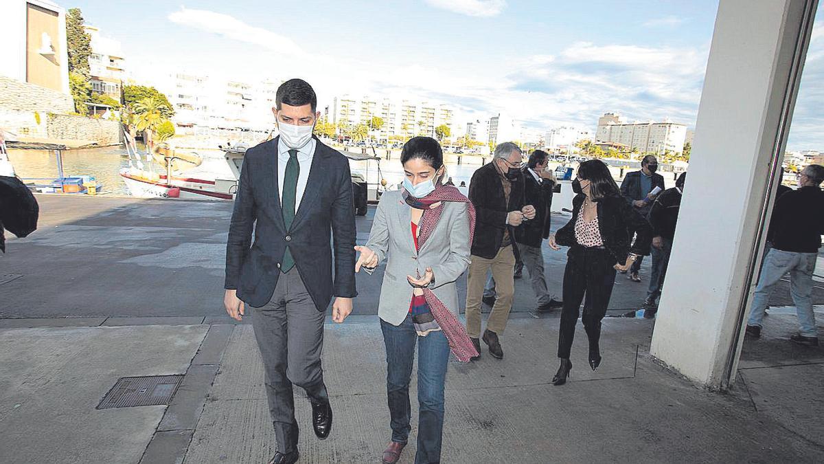 El alcalde, José Manuel Prieto, conversa con la directora de Levante-EMV, Lydia del Canto.