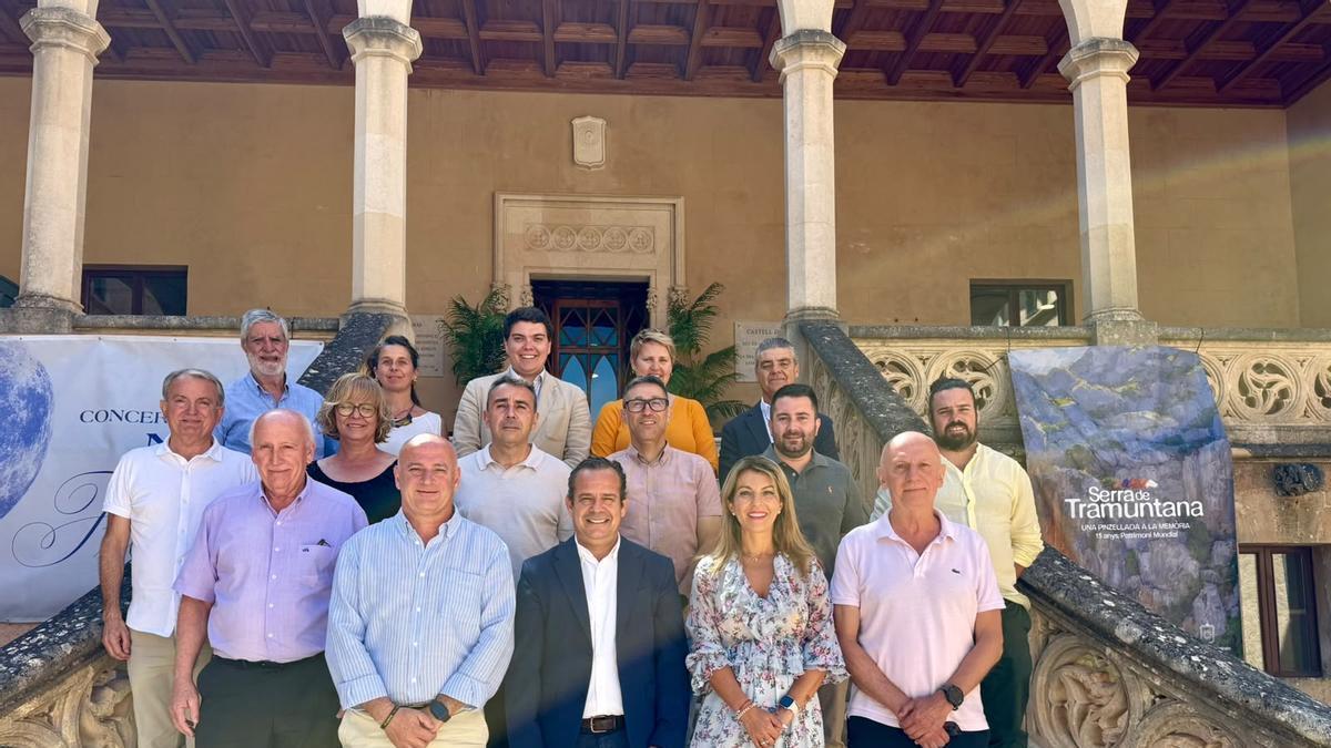 Foto de familia de alcaldes y alcaldesas que se han reunido en el Ayuntamiento de Andratx.