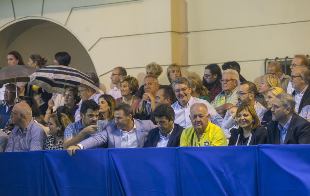 Miles de personas asisten al Desfile de la Entrada en la avenida Carlos Soler