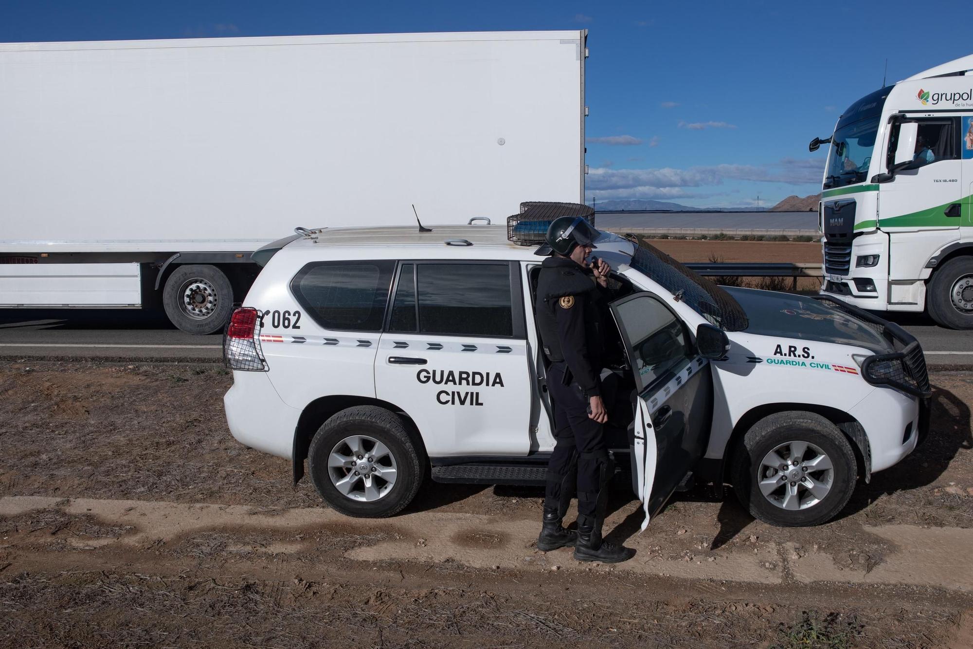 FOTOS: Las protestas de los agricultores desalojados de la AP-7 entre San Javier y Los Alcázares, en imágenes