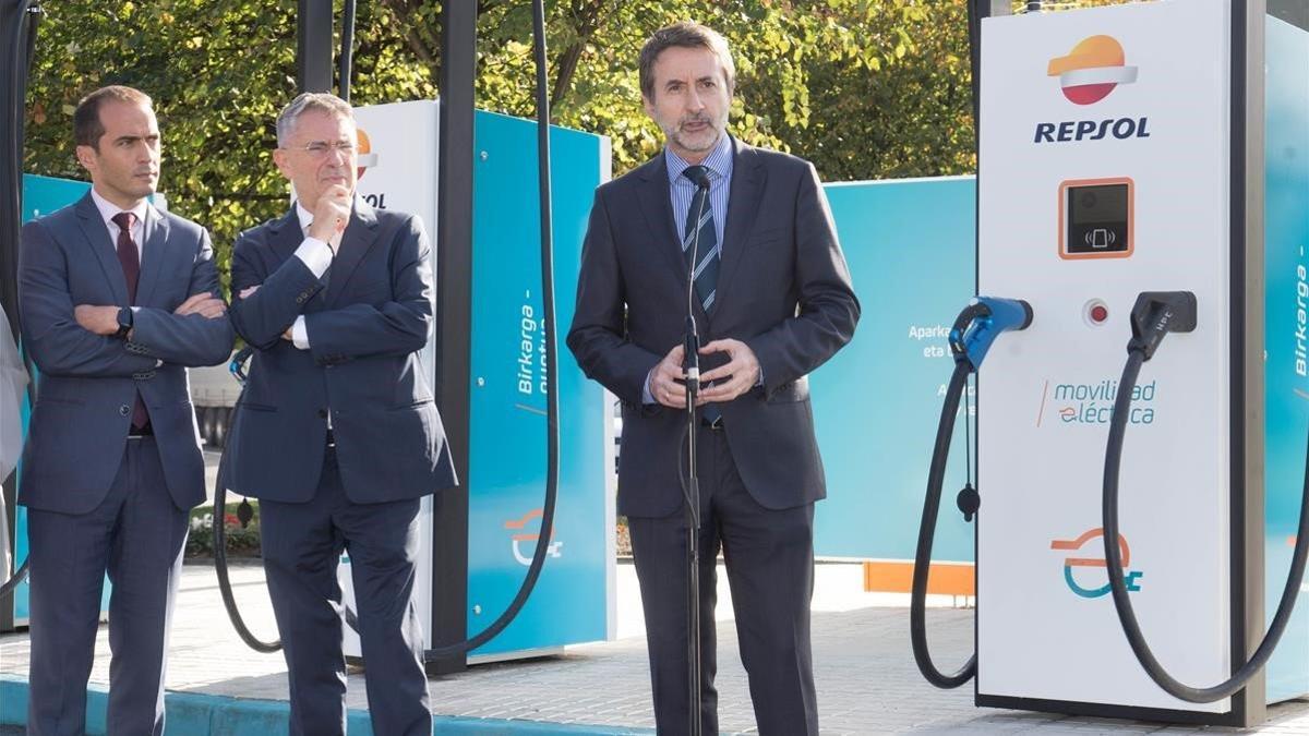 El consejero delegado de Repsol, Josu Jon Imaz, inaugura una estación de recarga de vehículos eléctricos.