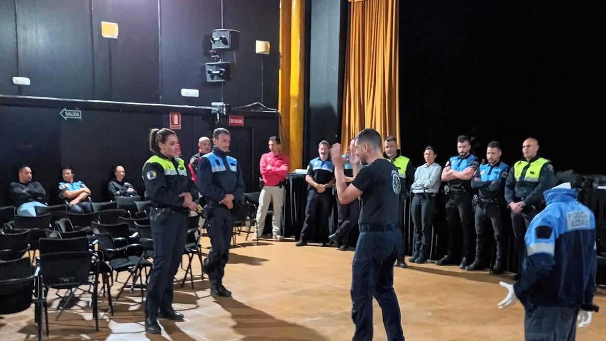 Uno de los momentos de la formación de los policías para el uso de la pistola eléctrica.