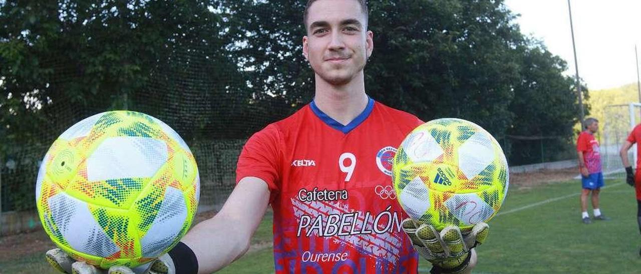 Borja Atanes, ayer, con dos balones durante el entrenamiento que llevó a cabo la UD Ourense en el campo de A Regueiriña de Barbantes Estación. // Iñaki Osorio