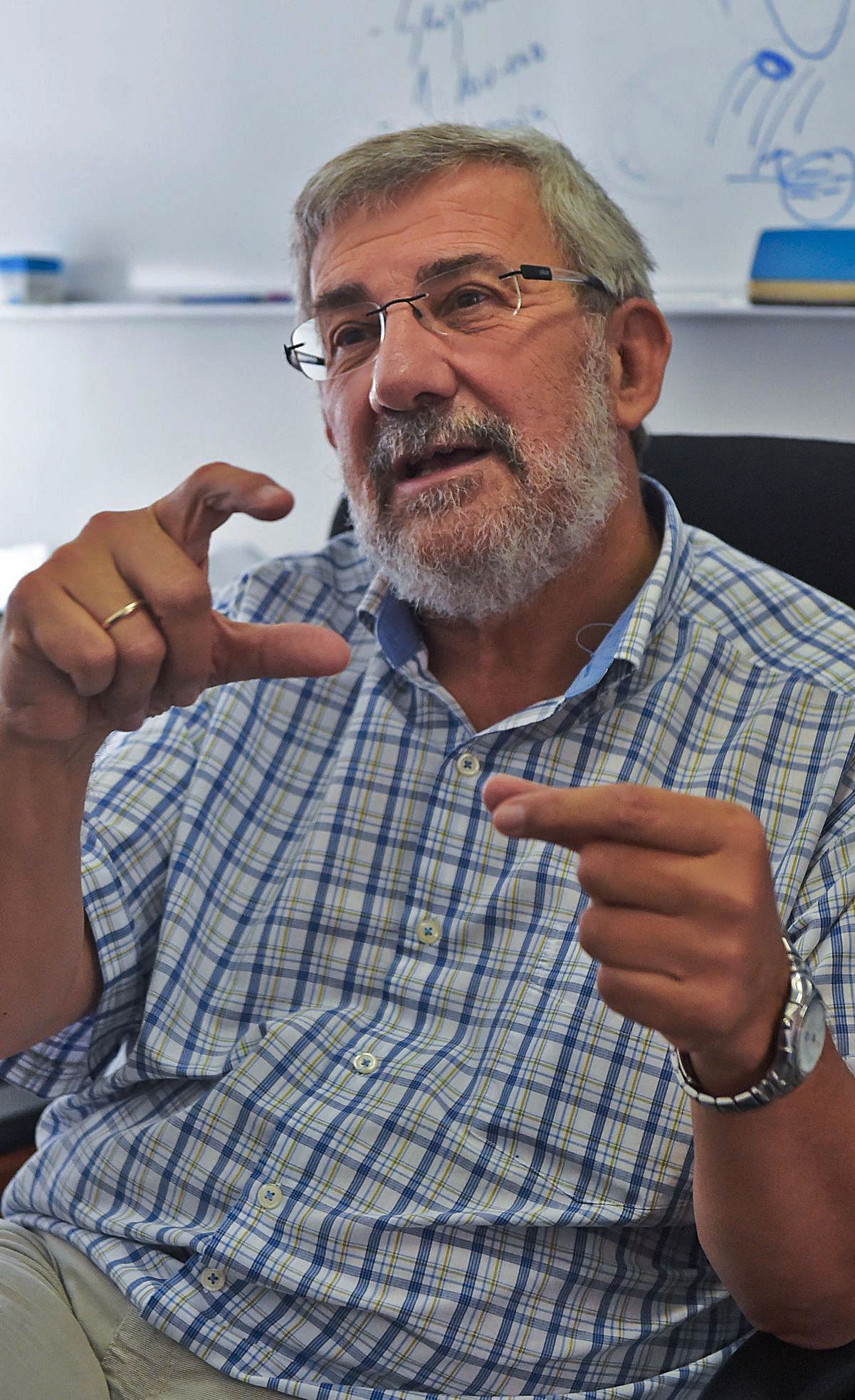 José Mangas en su despacho en la Facultad de Ciencias del Mar explica la orografía de La Palma.