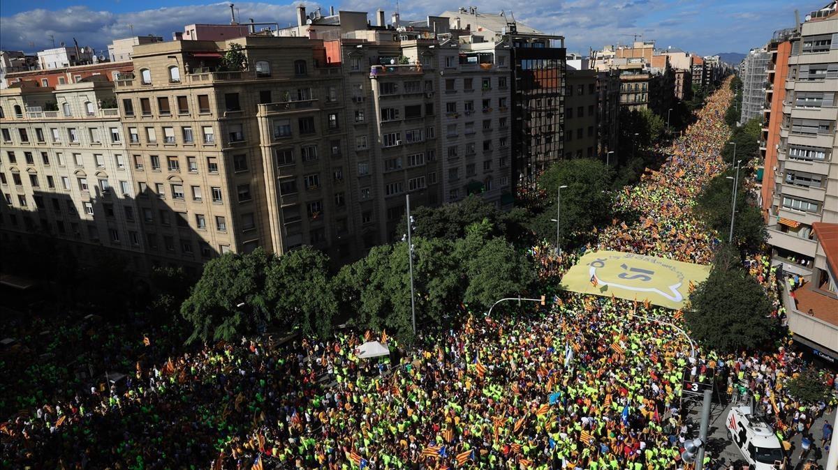 Vista de la calle Aragó llena de manifestantes de la Diada.