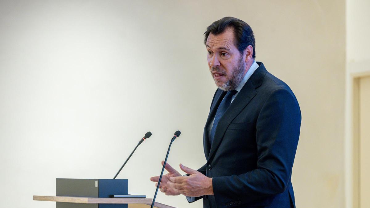 El ministro de Transportes y Movilidad Sostenible, Óscar Puente, analiza la inversión en infraestructuras de transportes, en el Colegio de Ingenieros de Caminos, a 15 de abril de 2026, en Madrid (España).