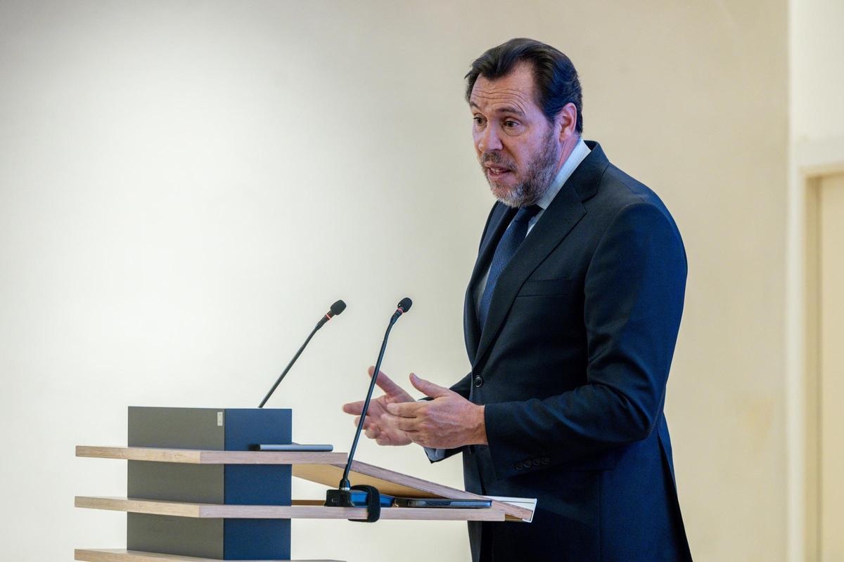 El ministro de Transportes y Movilidad Sostenible, Óscar Puente, analiza la inversión en infraestructuras de transportes, en el Colegio de Ingenieros de Caminos, a 15 de abril de 2026, en Madrid (España).