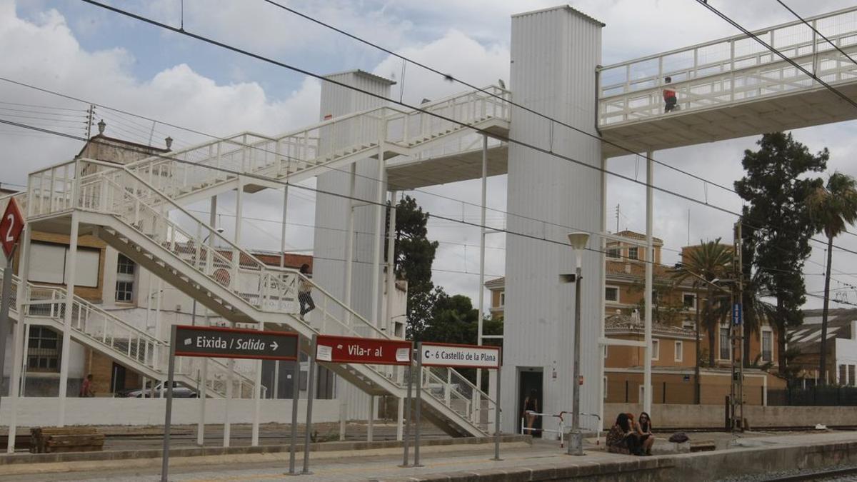 La pasarela construida por Adif hace una década para salvar las vías del tren no es del agrado de los usuarios.