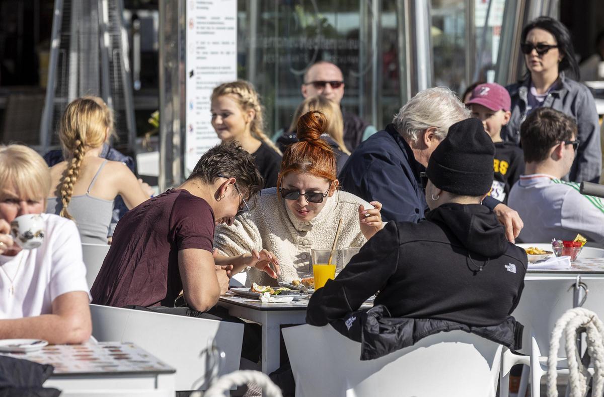 Turistas en la terraza de un restaurante en Alicante.
