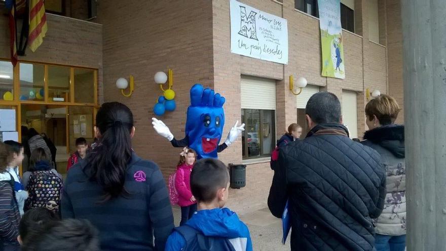 La mascota Xapi Camet visitando a los alumnos del colegio Montcabrer de Muro.