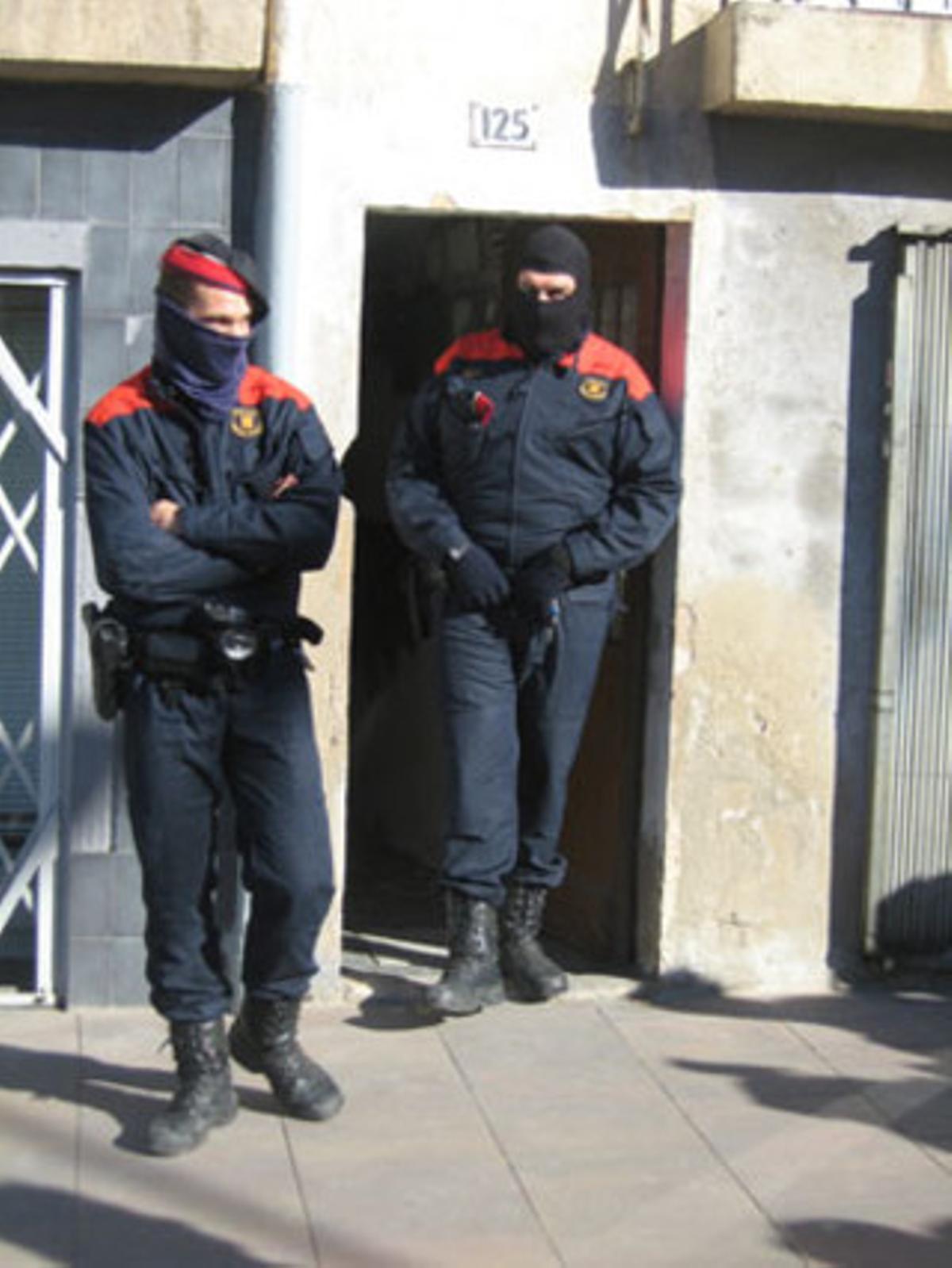 Dos mossos, al domicili registrat a Sant Feliu de Llobregat. Dos mossos, al domicili registrat a Sant Feliu de Llobregat.