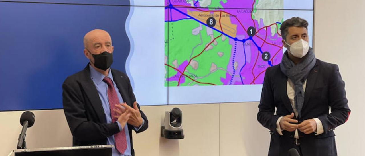 Santiago Pérez y Luis Yeray Gutiérrez, en una rueda de prensa sobre el nuevo tramo.